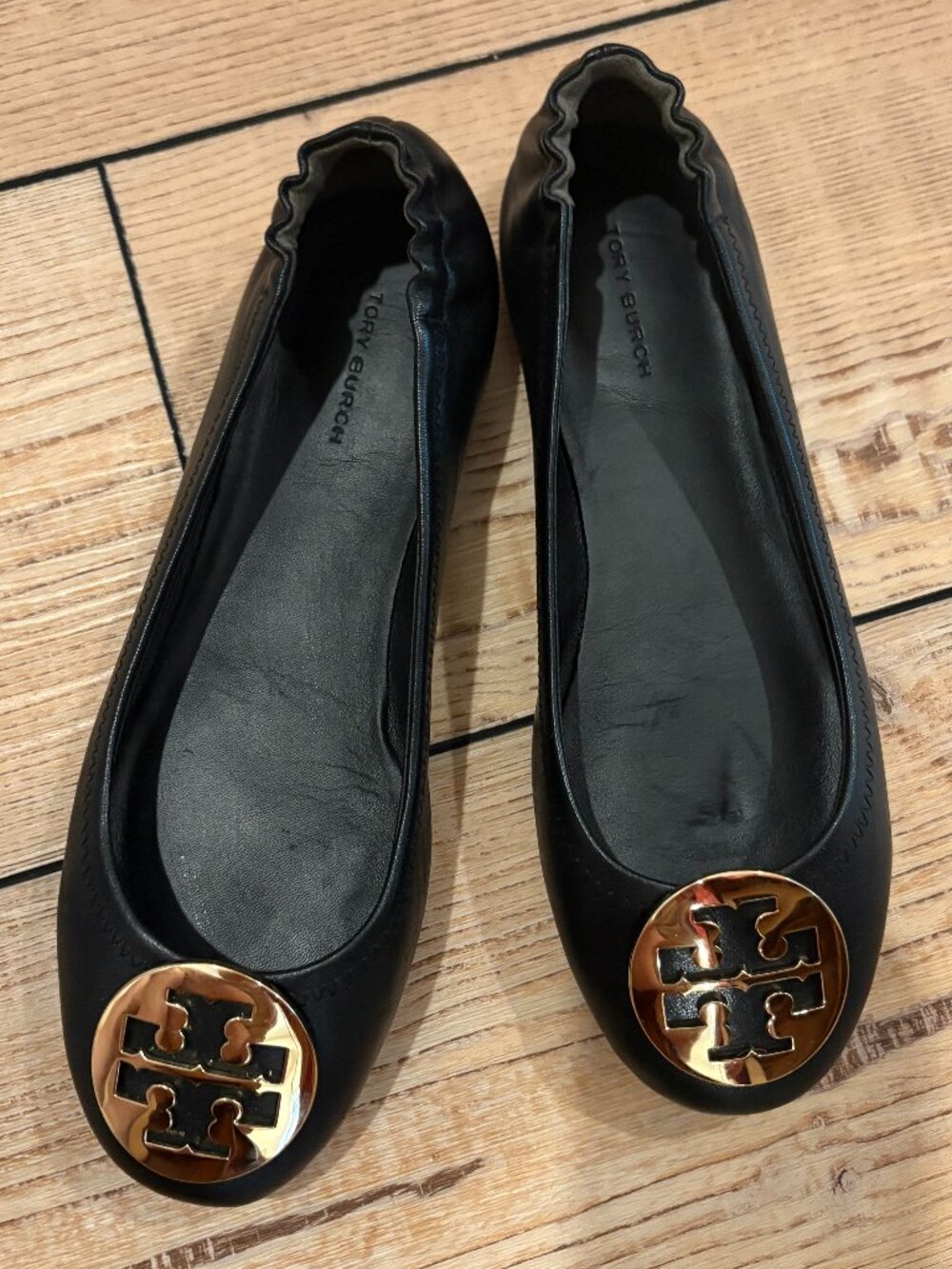 TORY BURCH BLACK LEATHER GOLD MEDALLION  REVA BALLET FLATS